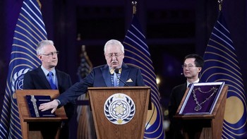 Dalam pelantikannya, Ashurbeyli ditemain oleh Ketua Parlemen Asgardia, Lembit Opik (kiri) dan Ketua Mahkamah Agung Asgardia, Yun Zhao (kanan). Foto: Reuters