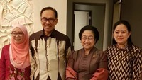 Foto: Anwar sempat bertemu dan makan malam bersama Ketua Dewan Pengarah BPIP, Megawati Soekarno Putri. Menko PMK Puan Maharani juga ikut makan malam (dok. Istimewa)