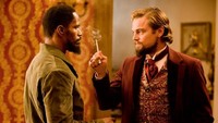 Leonardo DiCaprio tak sengaja melukai tangannya pada salah satu adegan di ‘Django Unchained’. Ia pun meneruskan dialognya hingga akhir dan hal tersebut menuai apresiasi dari para kru.