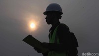 Untuk mengejar proses penyelesaian pembangunan stasiun tersebut para pekerja bekerja dari siang hingga malam.