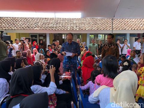 Jokowi Gendong Balita, Presiden Bank Dunia Bagi-bagi Buku