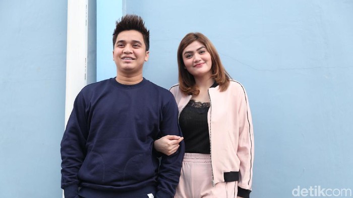 Foto di Depan Lamborghini, Billy Syahputra Cuma Pamer Topi Baru