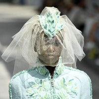 Sulit dipercaya, aku baru saja membuat sejarah dengan menjadi pengantin kedua Chanel yang berkulit hitam. Ini adalah salah satu prestasi yang paling aku banggakan, tulis Adut di Instagram. Lahir di Sudan, Adut besar di Adelaide, Australia. Karier Adut sebagai model bermula saat usia 16 tahun berkat dorongan keluarganya. Perempuan berkepala plontos ini juga pernah dikontrak secara eksklusif oleh Yves Saint Laurent untuk membintangi kampanyenya selama tiga musim. (Foto: Getty Images)