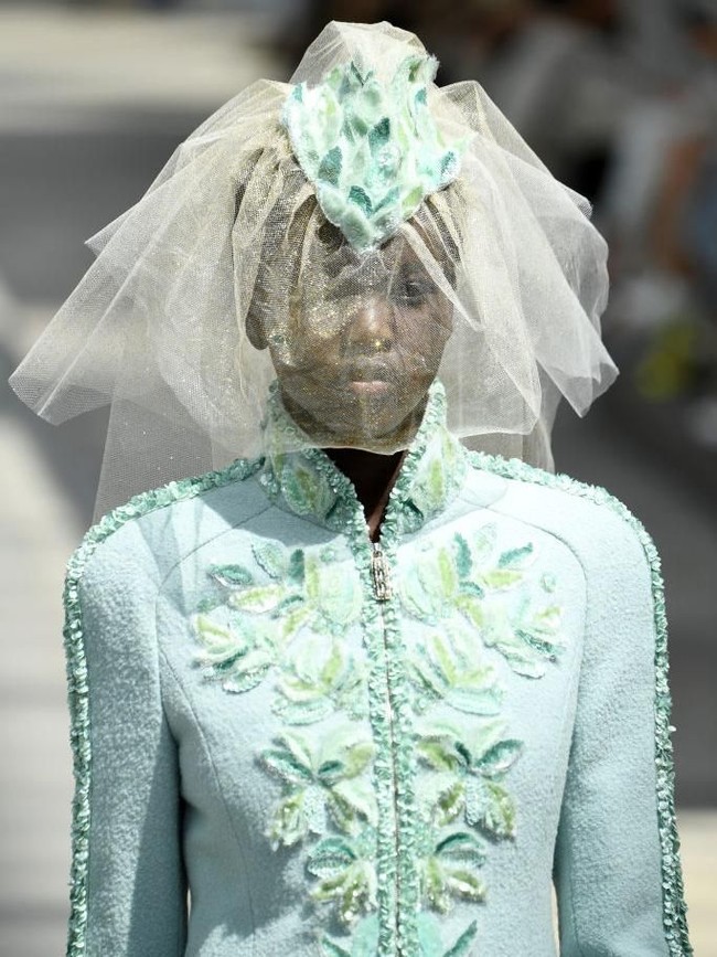 Sulit dipercaya, aku baru saja membuat sejarah dengan menjadi pengantin kedua Chanel yang berkulit hitam. Ini adalah salah satu prestasi yang paling aku banggakan, tulis Adut di Instagram. Lahir di Sudan, Adut besar di Adelaide, Australia. Karier Adut sebagai model bermula saat usia 16 tahun berkat dorongan keluarganya. Perempuan berkepala plontos ini juga pernah dikontrak secara eksklusif oleh Yves Saint Laurent untuk membintangi kampanyenya selama tiga musim. (Foto: Getty Images)