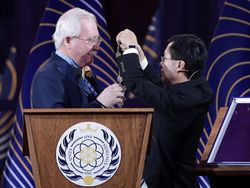 Potret Presiden Pertama Negara Langit Asgardia