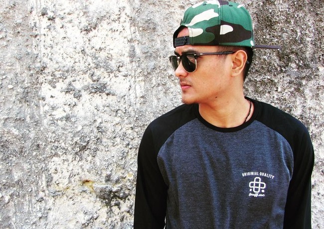 Sesekali ia tampil mengenakan kemeja lengan pendek, tapi selalu bergaya kasual dengan paduan celana jeans hingga sepatu sneakers. Foto: Instagram/Aris_Rakasiwi