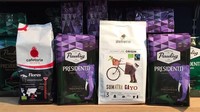 Kala ke Finlandia, Retno menginformasikan dijualnya aneka biji kopi Indonesia di sana. Ia menulis, Diplomasi kopi Indonesia terus digencarkan di Finlandia! Foto: Instagram retno_marsudi