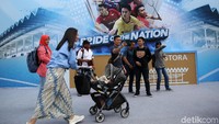 Lainnya tak mau kehilangan momen untuk swafoto bersama.