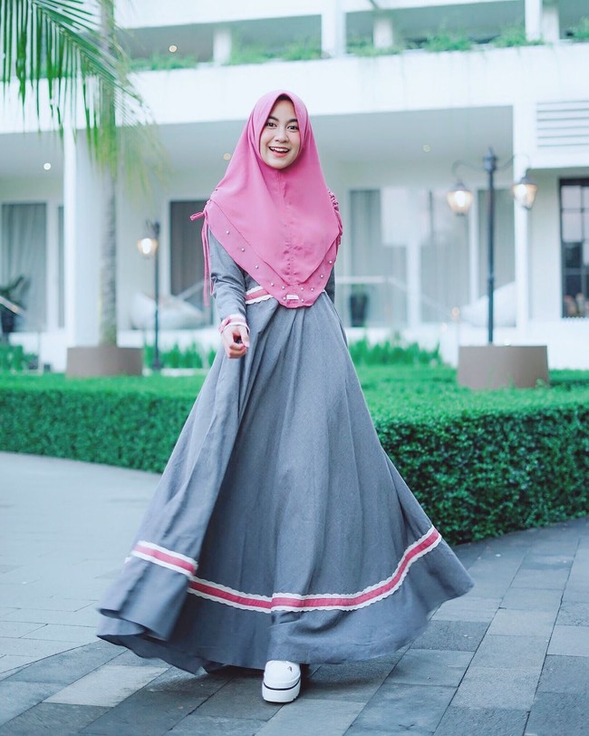 Bersamaan dengan proses hijrahnya, Anisa Rahma juga mulai aktif menyanyikan lagu bernuansa religi. Ia membuat single berjudul Mencintai Kehilangan yang terangkum dalam projek Single Lillah. Foto: Instagram/Anisarahma_12