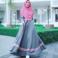 Bersamaan dengan proses hijrahnya, Anisa Rahma juga mulai aktif menyanyikan lagu bernuansa religi. Ia membuat single berjudul Mencintai Kehilangan yang terangkum dalam projek Single Lillah. Foto: Instagram/Anisarahma_12