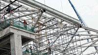 Sejumlah pekerja mengerjakan proyek Stasiun LRT Velodrome di Rawamangun, Jakarta Timur, Rabu (4/7/2018).