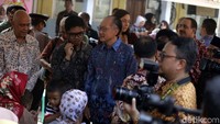 Warga dan anak-anak berkumpul di bawah tenda. Jokowi mengajak Kim keliling melihat upaya penanganan anak baik untuk mengatasi gizi buruk maupun stunting. Jokowi dan Kim sempat melihat anak yang ditimbang dan diukur panjang badannya.