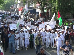 Dikawal Pasukan Putih, Ribuan Massa Geruduk Panwaslu Purwakarta
