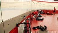 Hall di bagian tengah dalam arena balap sepeda digunakan untuk mempersiapkan berbagai peralatan para atlet selama berlatih di dalam Velodrome.