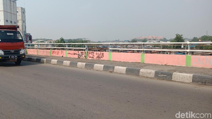 Sempat Bersih, Jembatan di Cilincing Kotor Kembali