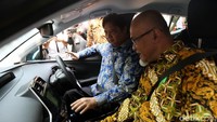 Menteri Perindustrian Airlangga Hartarto sempat menjajal mobil ramah lingkungan sumbangan Toyota.