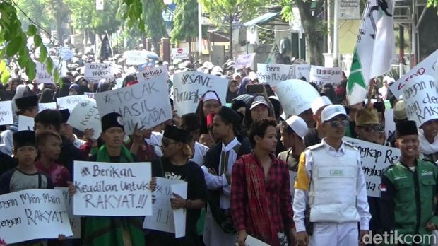 Dikawal Pasukan Putih, Ribuan Massa Geruduk Panwaslu Purwakarta