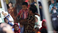 Jokowi kemudian berpindah ke barisan ibu-ibu yang membawa balita mereka. Sementara Kim masih sibuk melihat dan mendengarkan penjelasan penanganan anak. Jokowi kemudian mendekat ke salah satu ibu yang menggendong balitanya. Jokowi lantas menggendong balita laki-laki tersebut.