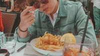 Selain hobi kulineran, Jeje punya gaya yang modis. Ini pose kerennya ketika melahap sepiring Fish and Chips saat makan siang. Foto: Instagram @jejesoekarno