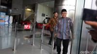 Pantauan di lokasi, Tamsil Linrung mengenakan batik coklat tiba di Gedung KPK sekitar 09.30 WIB. Tamsil langsung menuju ruang resepsionis untuk mengambil kalung warna merah. Kemudian, ia duduk di lobi gedung KPK.