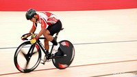 Sejumlah atlet sepeda melakukan sesi latihan di arena balap sepeda Velodrome, Rawamangun, Jakarta Timur, Rabu (04/7/2018).