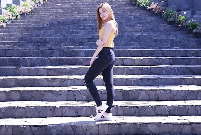 Tampil kasual dengan jeans dan sneaker putih, penampilan Florencia juga memesona. Foto: Instagram @amarissaflorencia