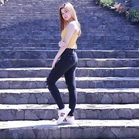 Tampil kasual dengan jeans dan sneaker putih, penampilan Florencia juga memesona. Foto: Instagram @amarissaflorencia