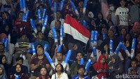 Bendera Merah Putih terlihatberkibar diantara penonton.