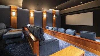 Bioskop mini menjadi fasilitas mewah lain di rumah McNealy. Foto: Rex Real Estate