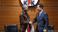 Ketua KPK RI Agus Rahardjo dan Wakil Ketua Komisi Anti Korupsi dan Hak Sipil Republik Korea (ACRC) Lee Geonlee berjabat tangan usai penandatanganan kerja sama di gedung KPK, Jakarta, Rabu (4/7/2018).