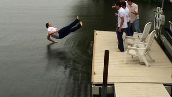 Detik-detik sebelum basah kuyup. (Foto: Brightside)