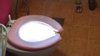 Ada apa di dalam kloset yang bersinar tersebut? (Foto: Brightside)