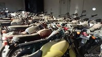 Motor-motor itu dibiarkan tergeletak di halaman rumahnya dan gudang. Foto: Ardian Fanani