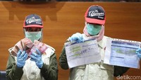 Barang bukti senilai Rp 500 juta tersebut berupa bukti transfer bank dan uang tunai Rp 50 juta yang disita dari Bupati Aceh Irwandi Yusuf dalam operasi tangkap tangan.