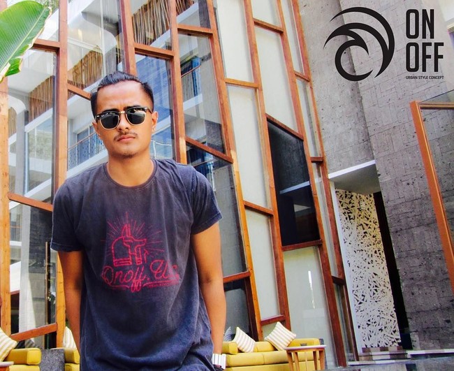 Salah satu pelanggan Warung Sate Flamboyan mengatakan Aris juga dikenal sebagai pria soleh dan baik meskipun jadi anak band. Foto: Instagram/Aris_Rakasiwi