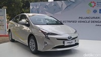 Kalau ini tampilan asli dari Toyota Prius yang berbentuk sedan. Foto: Ruly Kurniawan