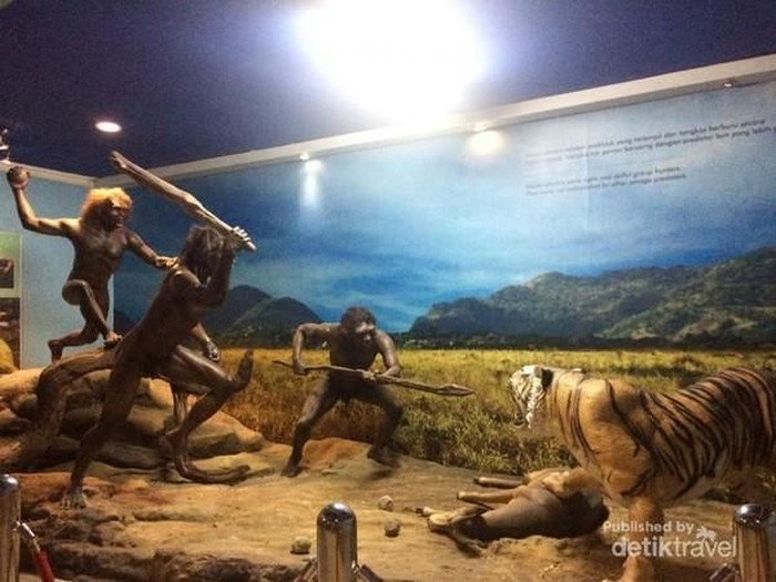 Diorama makhluk purbakala berburu