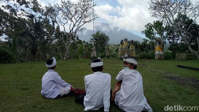 Hari Ini Gunung Agung Tiga Kali Erupsi, PVMBG: Status Siaga 3