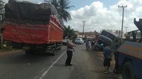 Tiga orang diketahui meninggal di lokasi, empat orang meninggal di perjalanan ke rumah sakit. Sedangkan tiga penumpang lain alami luka berat dan luka ringan dan sopir bus melarikan diri. 