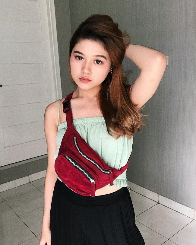 Ini gaya Florencia saat mengenakan tas pinggang kekinian dari H&M Belt Bag merah. Foto: Instagram @amarissaflorencia