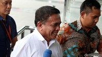 Irwandi hanya tersenyum saat ditanya jurnalis mengenai OTT ini.