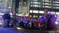 Atlet Asian Para Games menikmati suasana malam di Wisma Atlet.