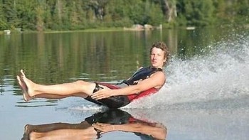 Keren fotonya nih meluncur di atas air bisa dipamerin di Instagram. (Foto: Brightside)