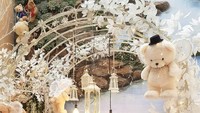 Berbagai ukuran dan bentuk Teddy Bear bisa ditemui di sini. Ada yang kecil mungil dan ada yang berukuran super besar seperti orang dewasa. Kebayang dong lembut bulu boneka ini. Foto: instagram @oneposecafe