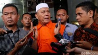 Pantauan di lokasi, sekitar pukul 17.31 WIB, Rijal yang mengenakan peci warna putih dan tasbih meminta maaf terhadap masyarakat Sumut.
