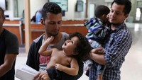 Namun di sisi lain, polemik kebijakan imigrasi Amerika Serikat bagi para imigran ilegal masih tetap terus bergulir. Setelah kebijakan untuk menyatukan para imigran tak berdokumen dengan anak-anak mereka disetujui beberapa dari para imigran yang sebelumnya ditahan itu kini dikembalikan ke negara asal mereka. Loren Elliott/Reuters.