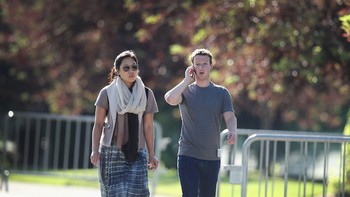 Dengan harta yang berimpah, seperti biasa, ia tetap tampil sederhana. Mengawali hari, Zuck kerap bangun pagi jam 8. Seperti kebanyakan orang, hal pertama yang ia lakukan adalah membuka ponsel dengan mengecek informasi dan laporan melalui aplikasi Facebook, Facebook Messenger, dan WhatsApp. (Foto: GettyImages)