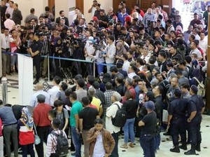 Beberapa Jurnalis Terluka Saat Kericuhan di Sidang Najib Razak