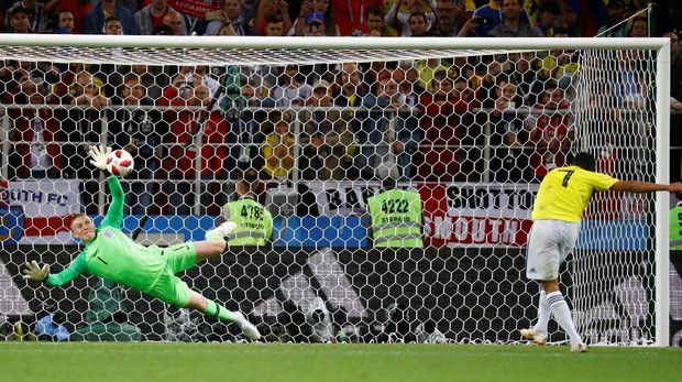 Jordan Pickford saat menepis tendangan adu penalti penyerang Kolombia Carlos Bacca. (