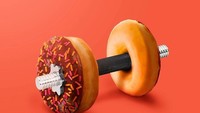 My fitness,  tulisnya. Duh, kalau barbelnya terbuat dari donat sih bukannya bikin semangat olahraga. Justru malah bikin laper.  Foto: Instagram 360brain